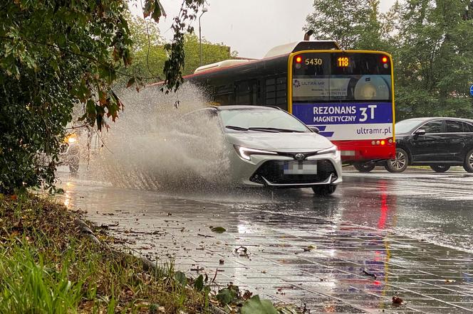 Ulewne deszcze nad Polską. Przybywa wody w rzekach 