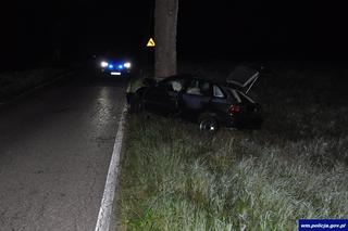 Opel wjechał w drzewo, kierowca zmarł w szpitalu. Tragiczny wypadek na Mazurach