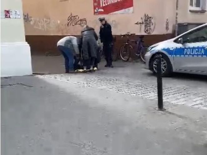 Starsza pani przewróciła się na rowerze. Wypadek w Lesznie [ZDJĘCIA]