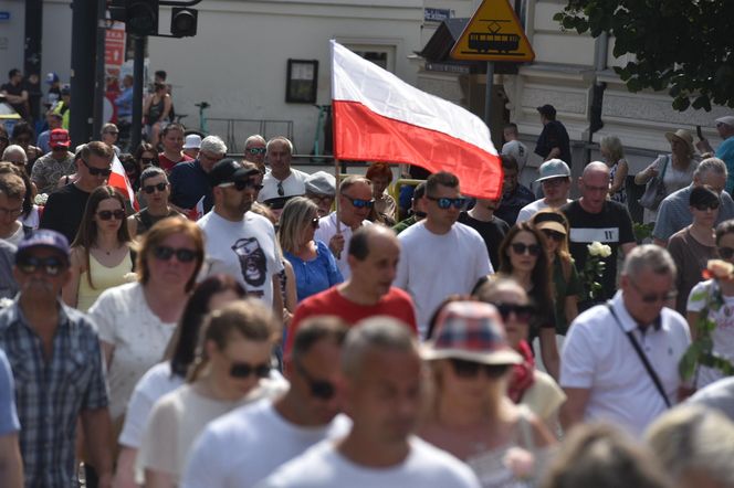 Marsz Milczenia dla Klaudii w Toruniu. „Niech nasza cisza przemówi głośniej niż słowa” [GALERIA]