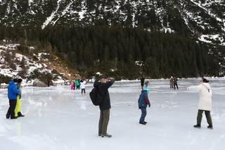 Morskie Oko niczym miejska ślizgawka. Nieodpowiedzialność turystów zwala z nóg