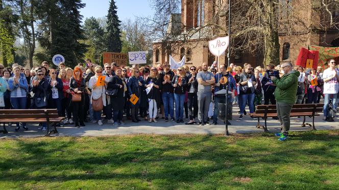 Strajkujący nauczyciele spotkali się na placu Wolności w Bydgoszczy. - Nie poddamy się! [ZDJĘCIA]