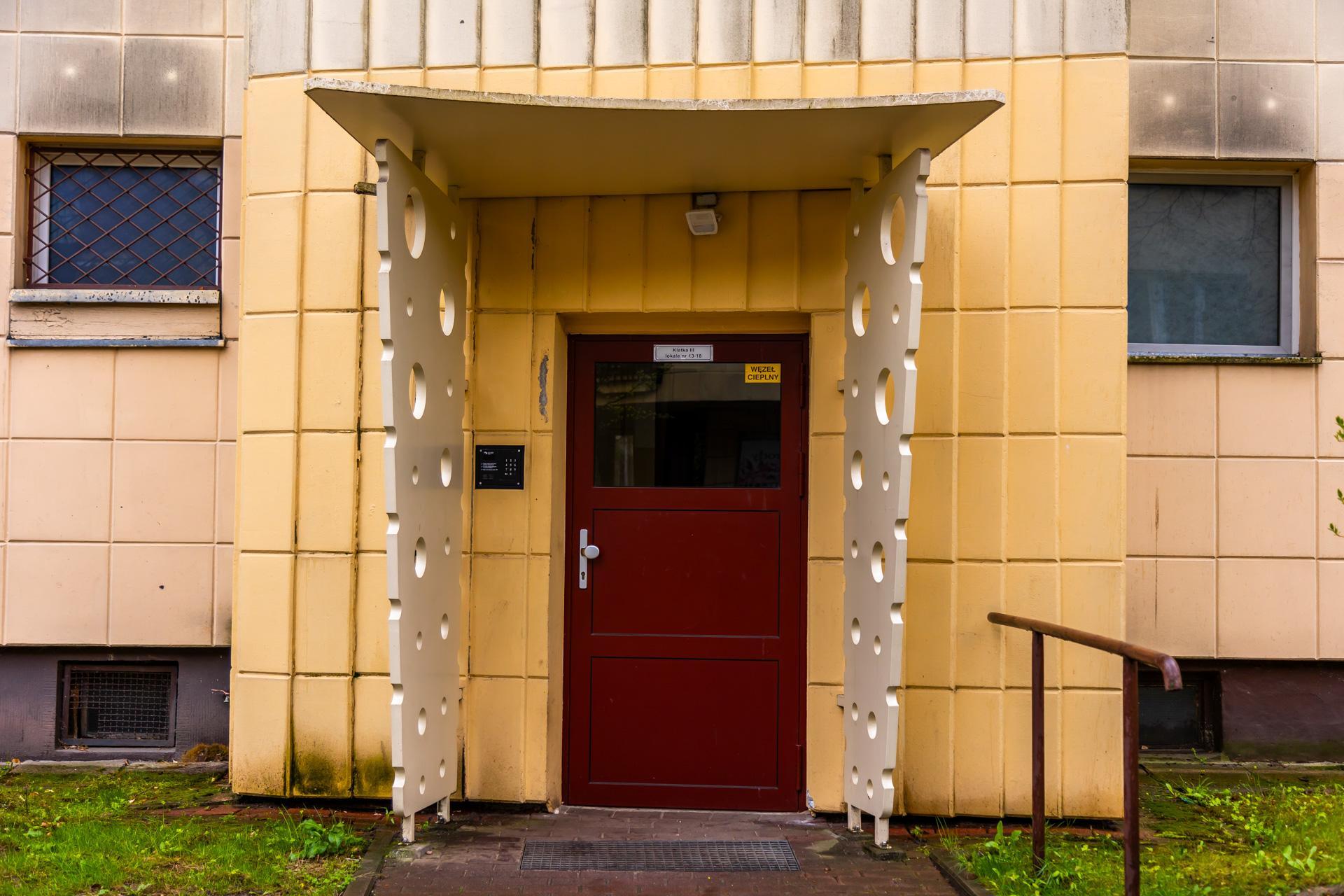 Osiedle WSM Koło II w Warszawie - zdjęcia. Pablo Picasso na ścianie i klatki schodowe typu ser