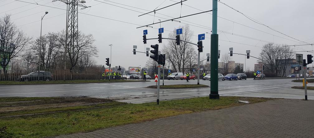 Nieopierzeni policjanci sterują ruchem w Chorzowie [ZDJĘCIA]