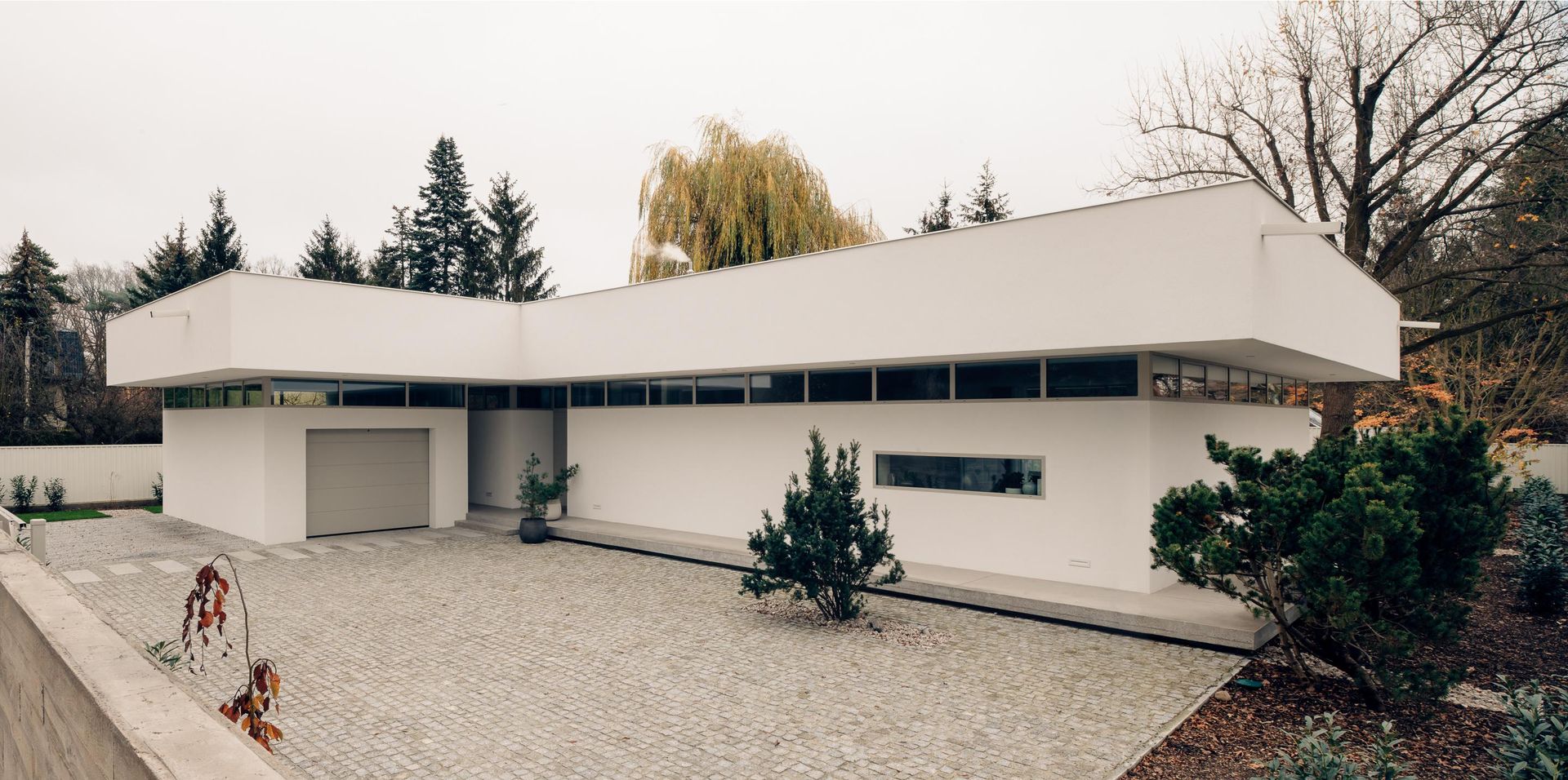 Dom z lewitującym dachem pod Warszawą. Fot. ONI Studio