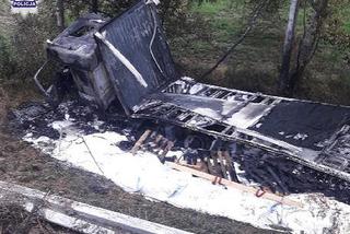 TIR spłonął niedaleko Lublina. Kierowca wjechał na skarpę