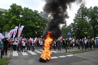 Protest rolników w Warszawie. Płonące opony i powieszony wizerunek premiera pod Sejmem [ZDJĘCIA]