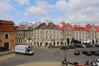 Nieistniejąca już ul. Szeroka przebiegała przez środek dzisiejszego placu Zamkowego 