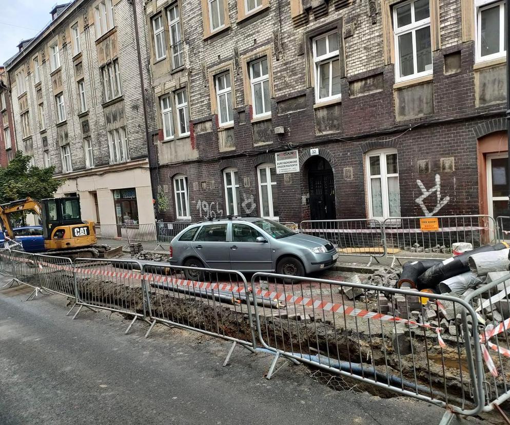 Zagrodzone auto na Plebiscytowej w Katowicach