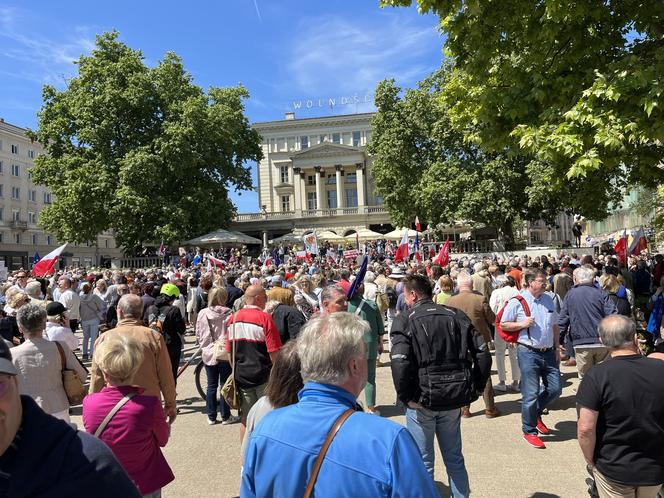 Toast za Wolność w Poznaniu. Tysiące ludzi na placu Wolności