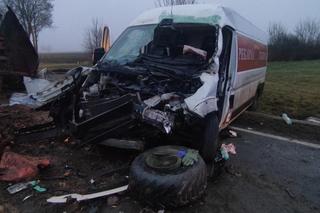 Groźny wypadek pod Słubicami. Bus zderzył się z ciągnikiem