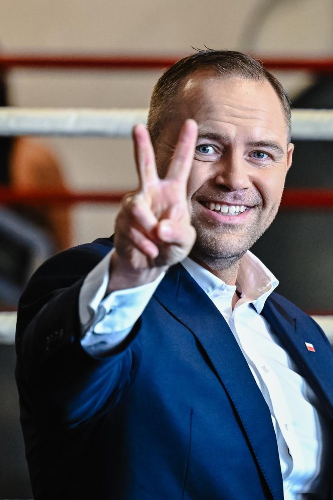 Iskrzy między Donaldem Tuskiem a Karolem Nawrockim