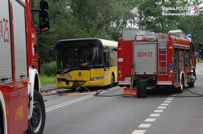 Czołowe zderzenie osobówki z autobusem miejskim!