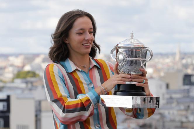 Iga Świątek w tęczowej sukience po wygraniu Roland Garros