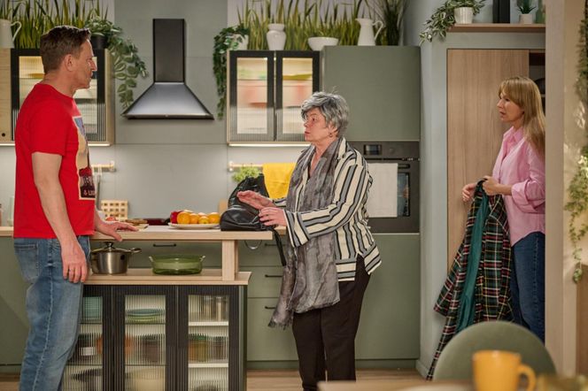 Na Wspólnej odc. 4033. Sabina Szulc (Małgorzata Duda-Kozera), Wojtek (Wojciech Błach), Żaneta (Anna Guzik)