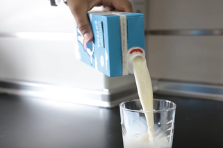 Jak nalewać mleko z kartonu, by nie chlapało? Wystarczy jeden PROSTY trick
