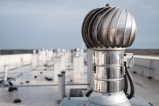 Wentylacja hybrydowa – połączenie wentylacji grawitacyjnej i mechanicznej