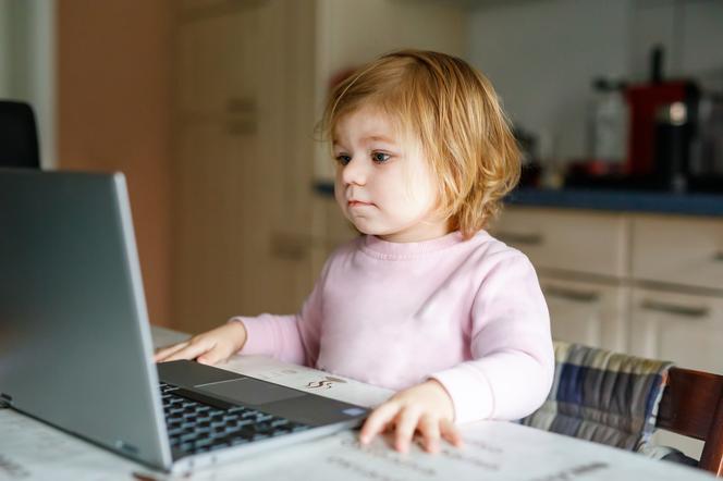 Dziewczynka siedzi przed komputerem