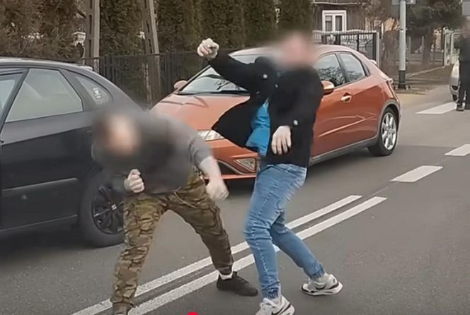 Do sieci trafiło szokujące nagranie. Brutalna bójka kierowców. Przez kilka minut kopali się na oczach świadków
