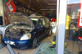 Wjechał do sklepu... samochodem. Wypadek w Oborzyskach Starych koło Kościana