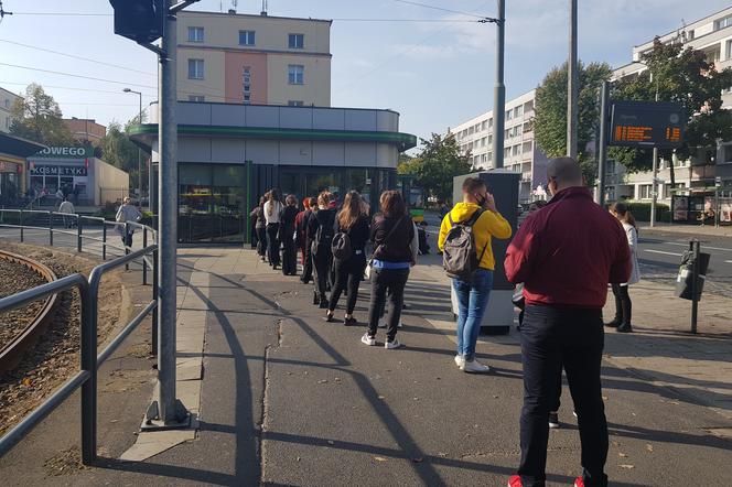 Ponad godzinę muszą czekać studenci, aby kupić bilet!