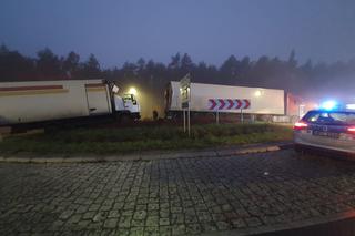 Toruń: Ciężarówki zderzyły się na ŚRODKU RONDA! Tragiczny finał wypadku