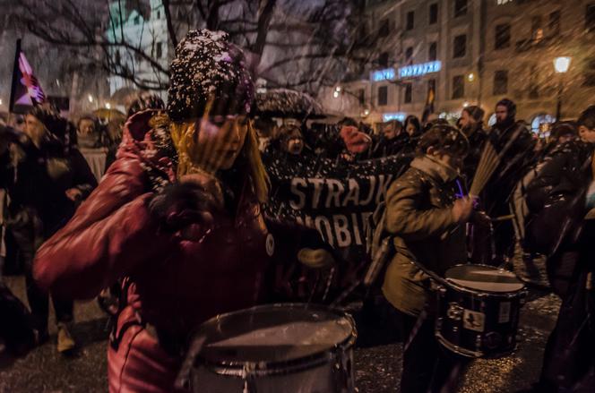 "Nie mów mi, co mam robić". Protest kobiet w Krakowie [GALERIA ZDJĘĆ, AUDIO]