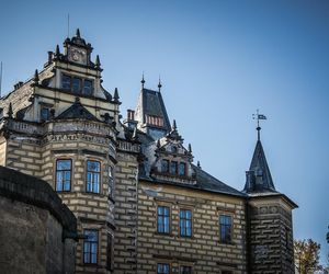 Ten zamek wygląda jak z filmu fantasy.  Leży tuż przy granicy z Polską 