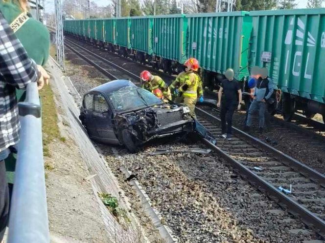 Groźny wypadek w Częstochowie. Pociąg zderzył się z samochodem osobowym