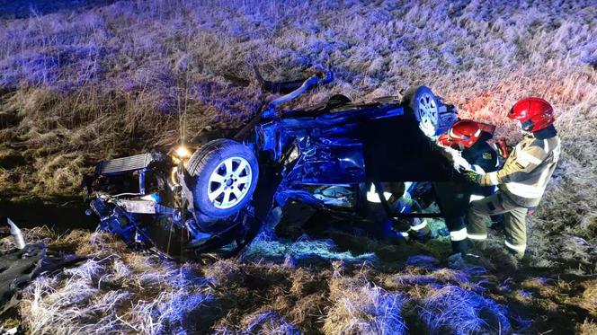 Tragiczny wypadek Radosze - Drogosze. Samochód uderzył w drzewo. Kierowca nie żyje