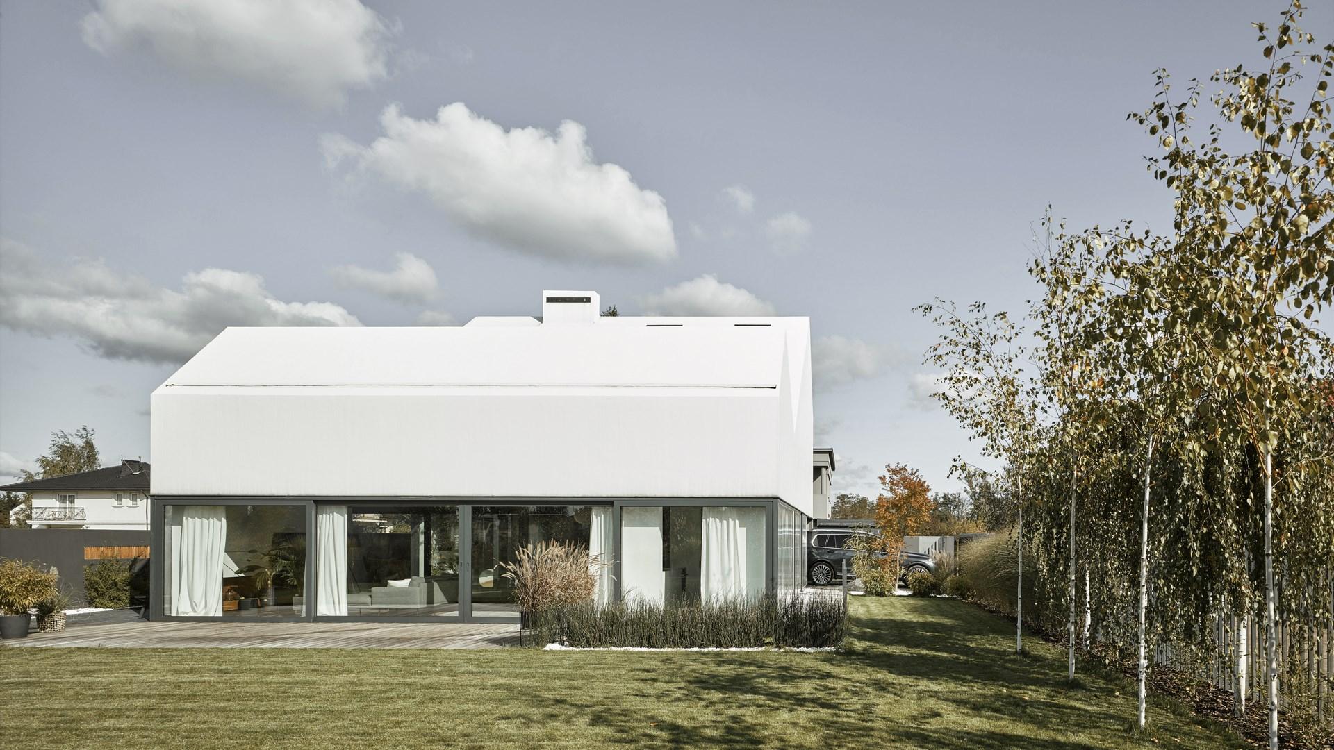Biały dom w Łomiankach projektu moomoo architects