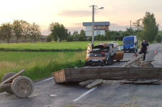 Zdezelowany wóz z sianem kontra Dacia Duster. Małżeństwo trafiło do szpitala 