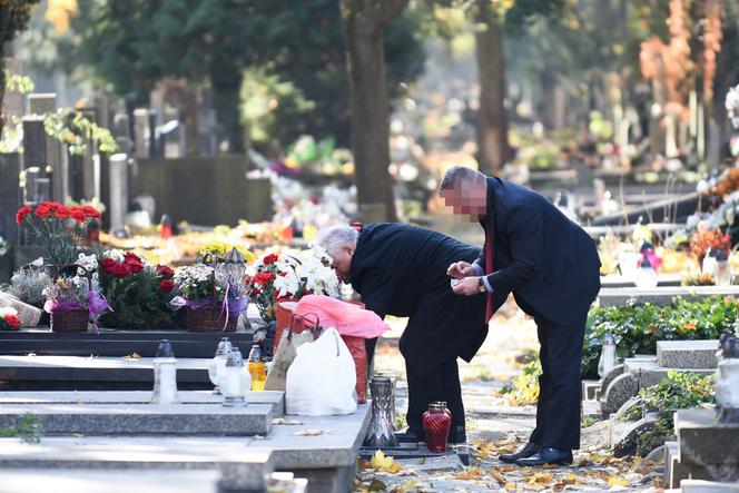 Limuzyną na grób matki. Jarosław Kaczyński 