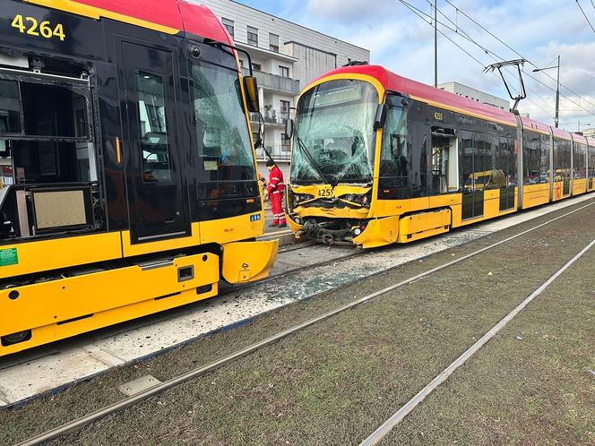 Zderzenie dwóch tramwajów w Warszawie. Wiele osób rannych