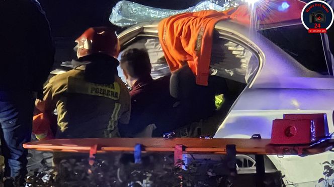 Potworny wypadek w Warszawie. BMW roztrzaskane o drzewo, kierowca zakleszczony