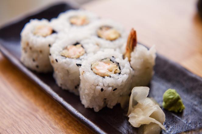 Jak zrobić domowe sushi z łososiem typu URAMAKI ROLL