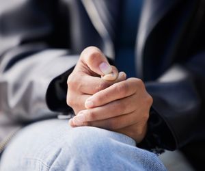 Tego objawu nie wolno ignorować. Lekarz poleca sprawdzić paznokcie