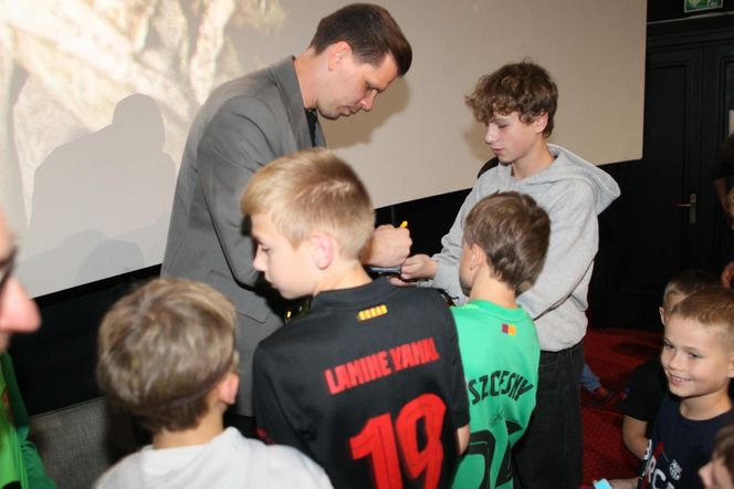 Wojciech Szczęsny z dziećmi na premierze filmu o sobie