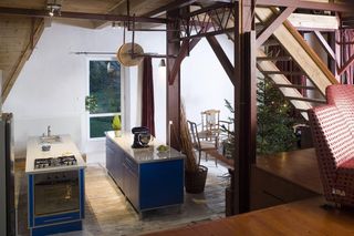 Wnętrza z podestem i podłogą na różnych poziomach