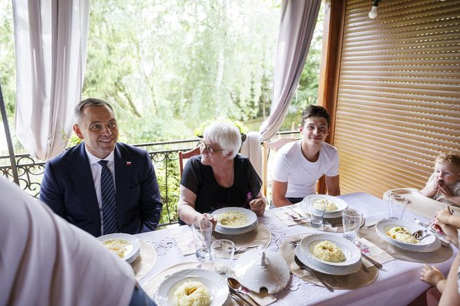 Karol i Marta Nawroccy na obiedzie u rodziny spod Kolbuszowej, na stole same smakołyki