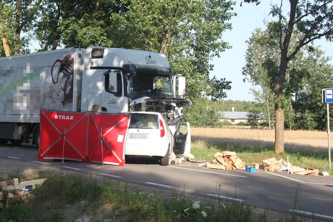 Potworny wypadek pod Siedlcami. 69-latka zmiażdżona przez tira. Wcześniej sprzedawała truskawki