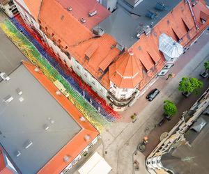 Nad ul. Bankową w Pszczynie zawisły kolorowe wstążki
