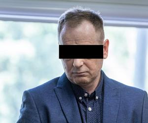 Z dwoma nożami rzucił się na matkę