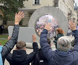 Lublin połączył się z Wielką Brytanią! Portal na Placu Litewskim pokazuje teraz Ipswich