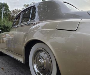 Klasyczna motoryzacja znów zachwyciła Bydgoszcz. „Bydgoskie Klasyki Nocą” przy Torbydzie