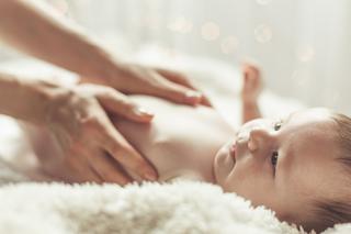 Dlaczego czuły dotyk rodzica jest kluczowy dla niemowlęcia?