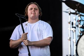 Lewis Capaldi dostał ataku zespołu Tourette'a na koncercie. Przepiękny gest publiczności 