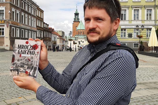 Rafał Wichniewicz ze swoją książką Mroczne Gniezno