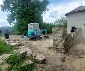 Baszta w Nowych Kicharach (gm. Dwikozy) w trakcie remontu