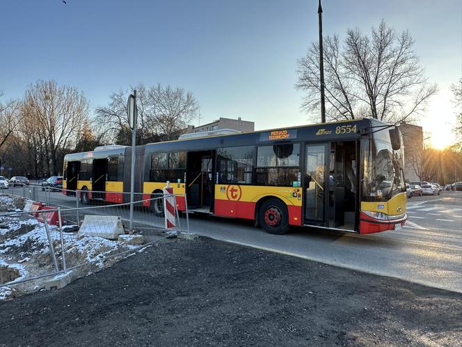 Koszmarny wypadek w Warszawie. Autobus miejski potrącił 12-latkę. Dziewczynka trafiła do szpitala